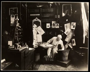 David Belasco sentado en su estudio en Nueva York, 1909
